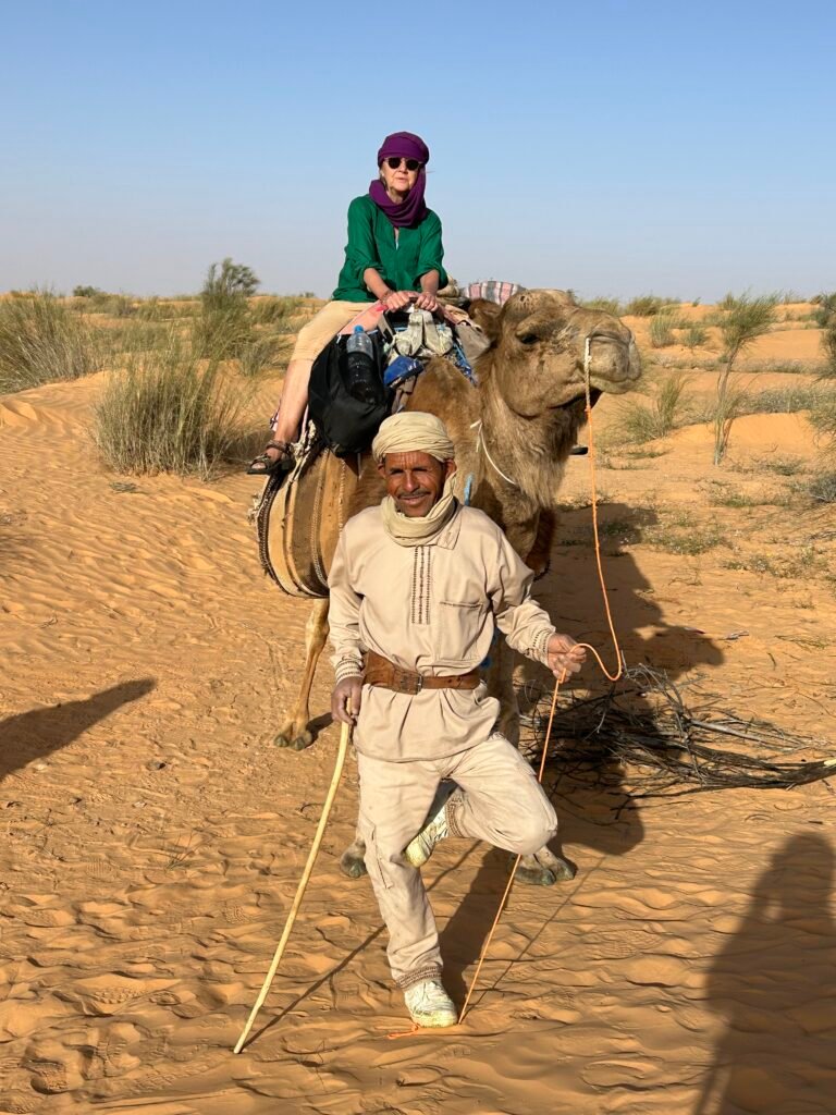 Eine Gruppe von Wanderern rastet während einer Wüstentour in der tunesischen Sahara.