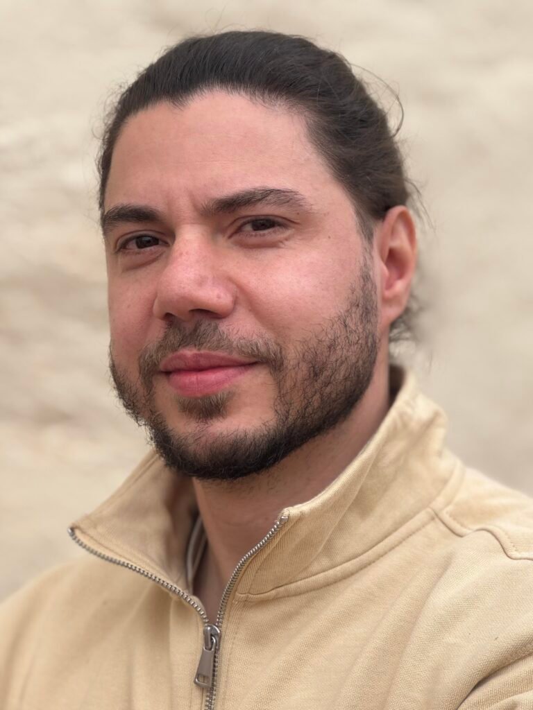 Fabio Jilani genießt die Aussicht auf die Wüste während einer Sahara-Reise in Tunesien.